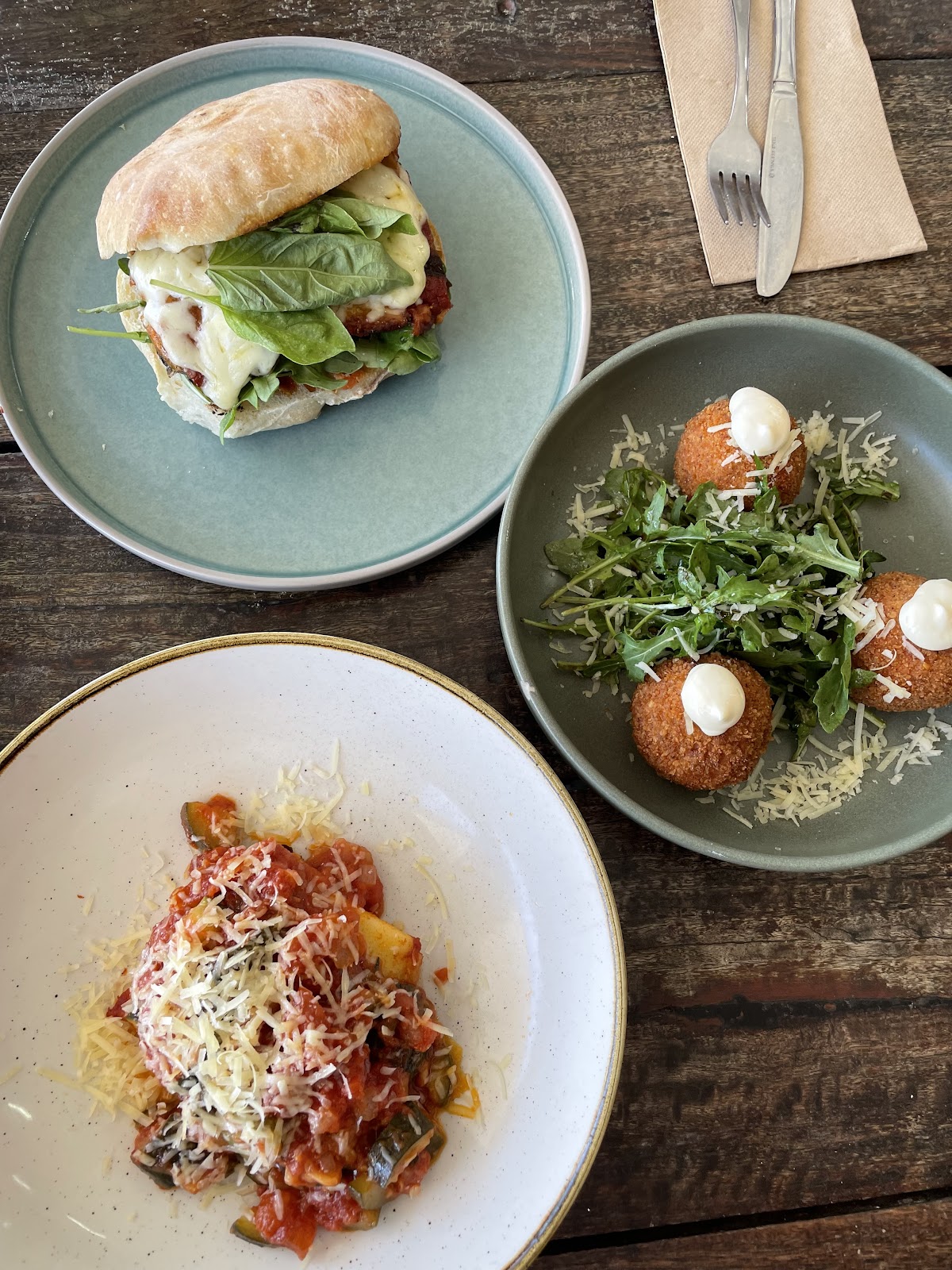Burger, arancini with rocket and pasta from the lunch menu